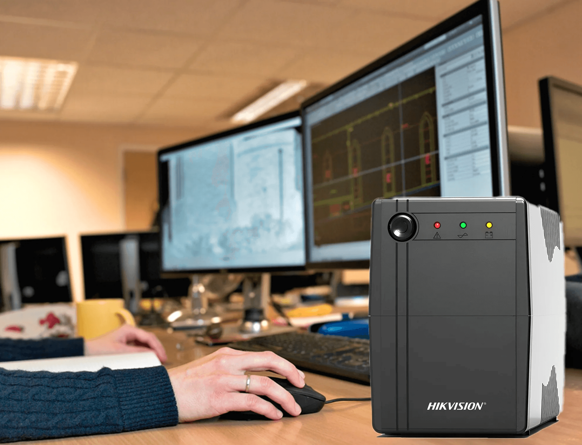 Ups Hikvision de 1000 Va 600w 6 Tomas - Imagen 4